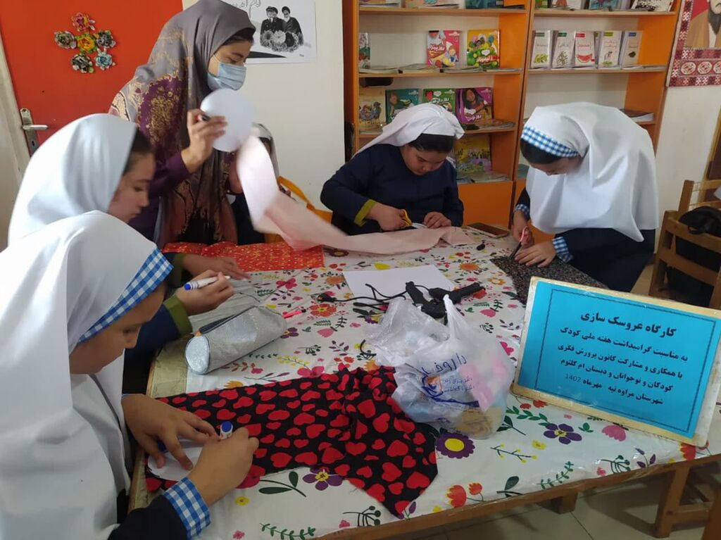 کودکان مراوه تپه عروسک های زیبایی در هفته ملی کودک خلق کردند