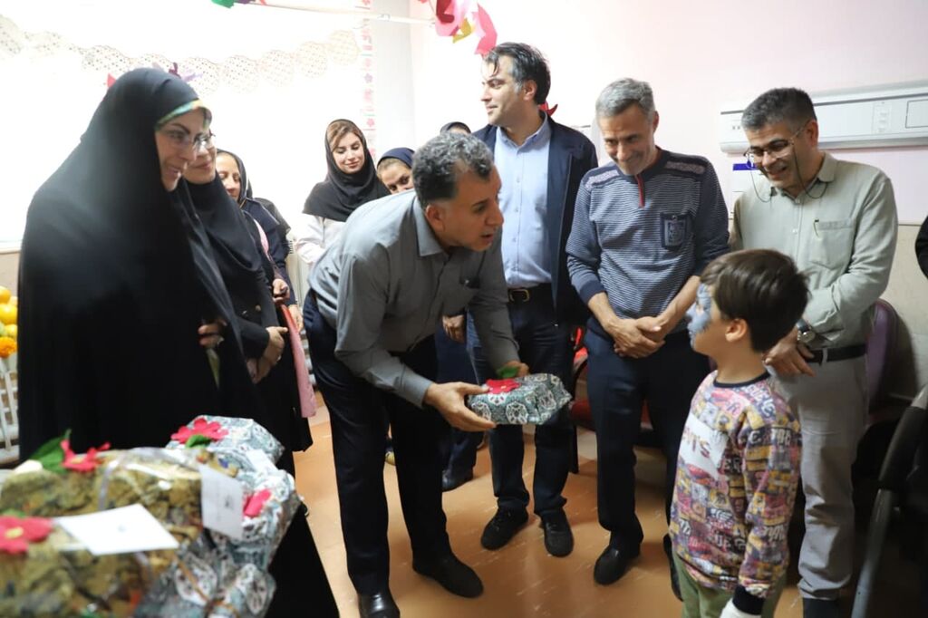 عیادت از کودکان بیمار در بیمارستان شهید مطهری ارومیه