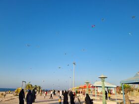 پرواز بادبادک های کودکان در آسمان جزیره ابوموسی