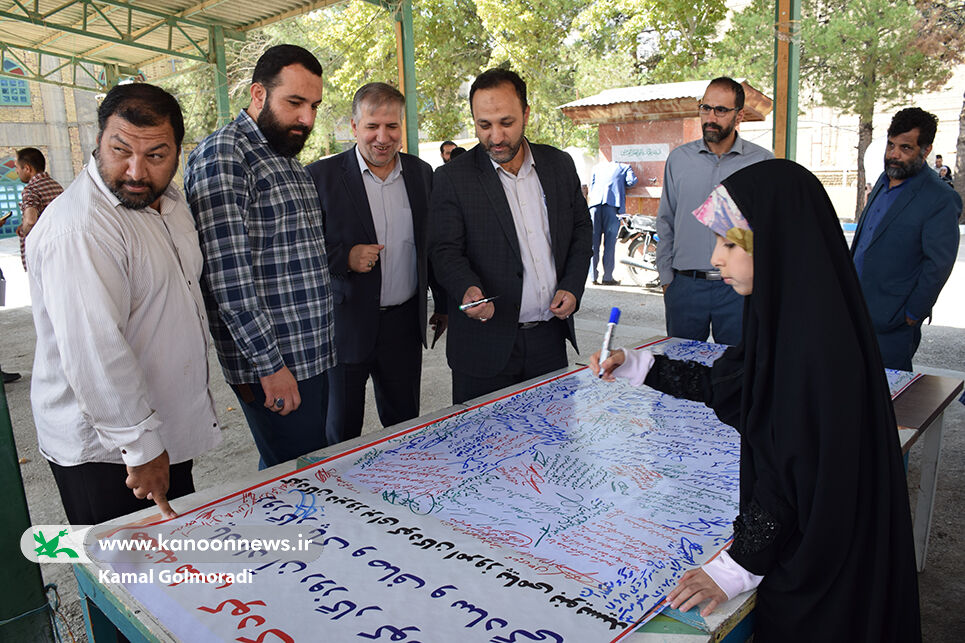 ایستگاه نقاشی کانون لرستان در مصلی های استان برگزار شد