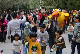 شادپیمایی بزرگ کودکان و خانواده‌ها همراه با عروسک‌ها برگزار شد