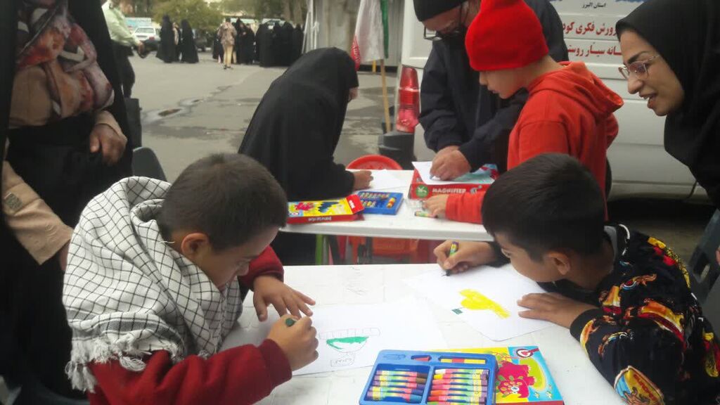 حضور کتابخانه سیار کانون البرز در میز خدمت مصلی کرج/ همدردی کودکان کرجی با کودکان غزه