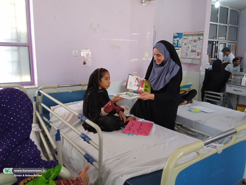 عیادت مدیرکل کانون و همکاران سیستان و بلوچستان از بیماران کودک در بیمارستان