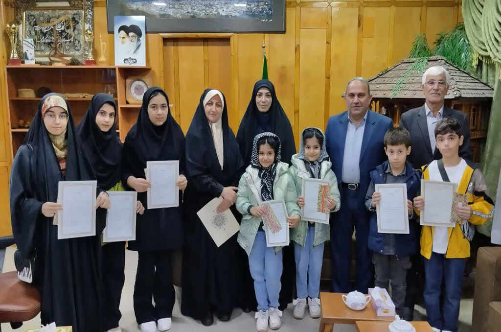 همنشینی مربیان و اعضای برگزیده کانون تالش با فرماندار همنشینی مربیان و اعضای برگزیده کانون تالش با فرماندار