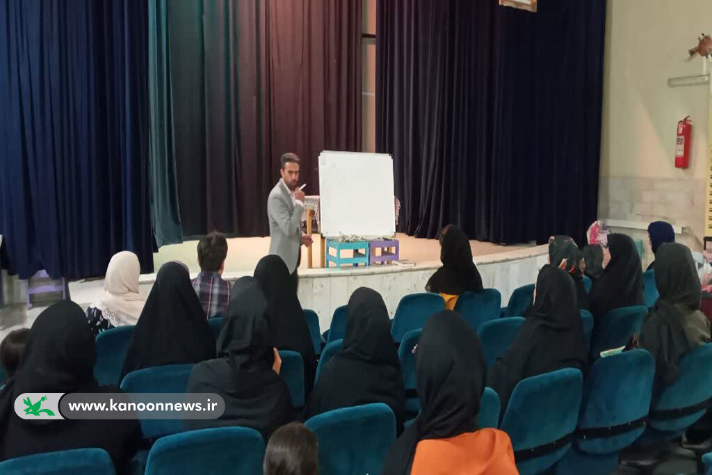 نشست تخصصی ویژه والدین در کانون سمنان و مهدیشهر