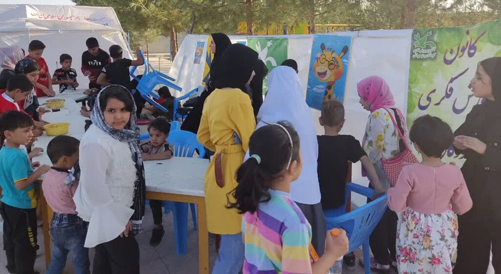 برپایی غرفه کودک و نوجوان در روستای کوشک