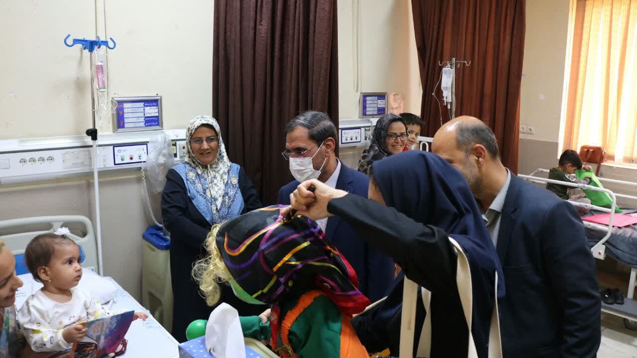 "سفیران مهربانی" در عیادت کودکان بستری در بیمارستان