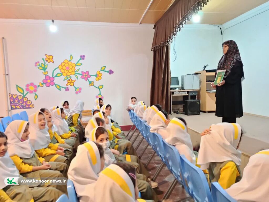 ساخت کاردستی پرچم فلسطین در مرکز فرهنگی هنری آزادشهر