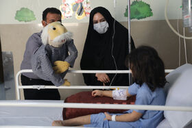 عیادت مدیرکل کانون پرورش فکری از کودکان بیمارستان شهید صدوقی
