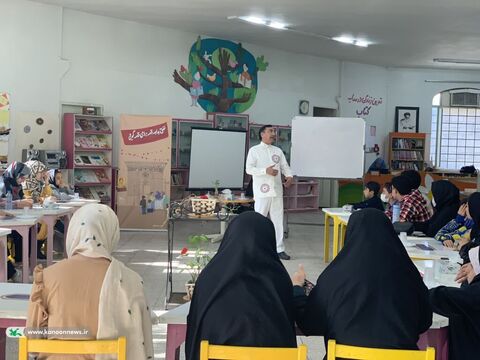 نشست آموزش و نقد و بررسی قصهگویی اعضای انجمن قصهگویی با حضور استاد آرایی