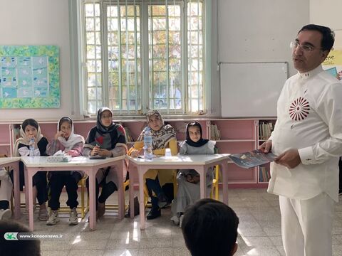 نشست آموزش و نقد و بررسی قصهگویی اعضای انجمن قصهگویی با حضور استاد آرایی