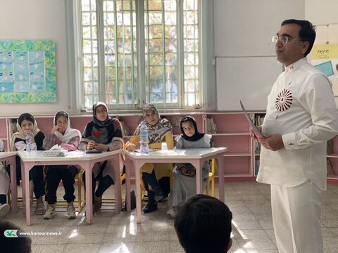 نشست آموزش و نقد و بررسی قصهگویی اعضای انجمن قصهگویی با حضور استاد آرایی