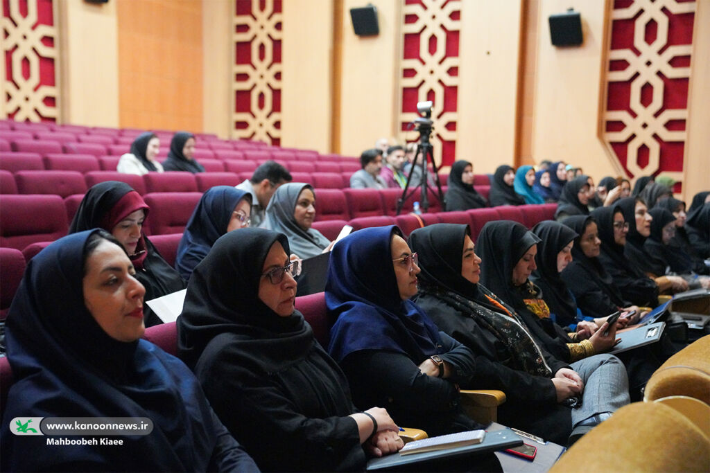 نشست داوران قصه گویی نشست داوران قصه گویی