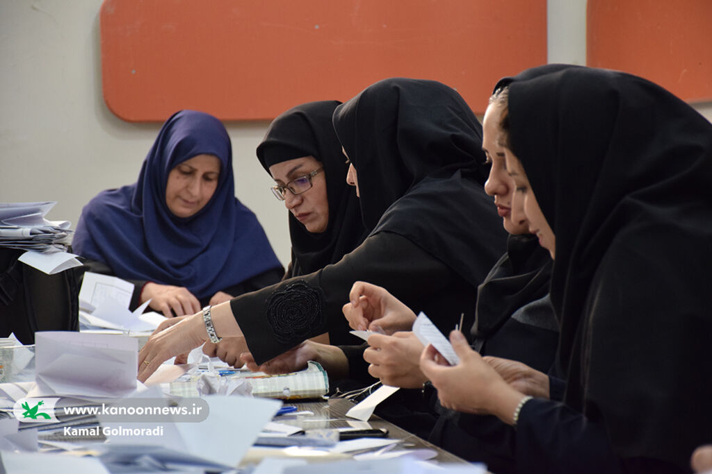 مربیان کانون لرستان و معلمان در دوره آموزشی پاپ آپ شرکت کردند