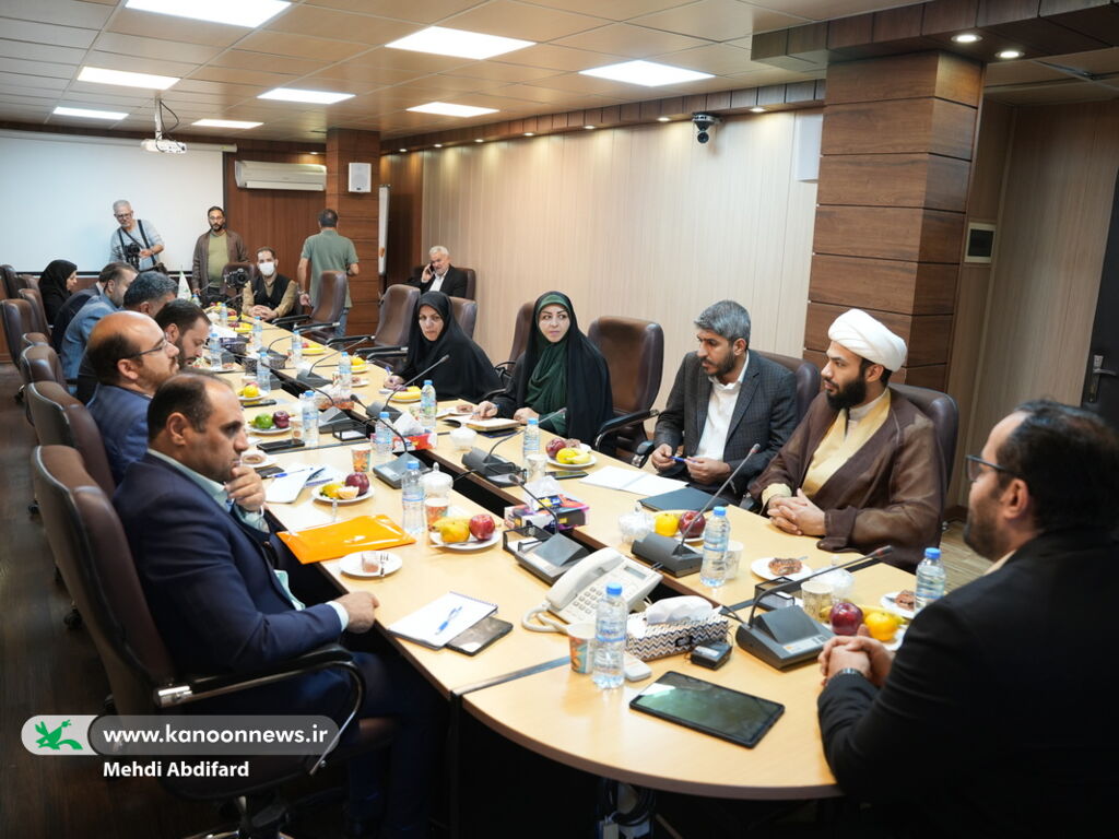 کانون یک خانواده است که سلسله مراتبی نیست