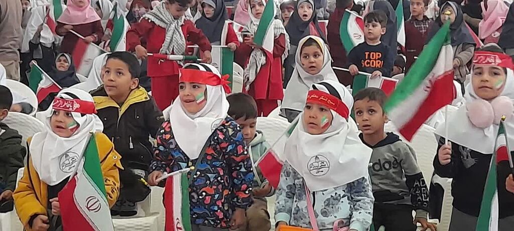 مشت‌های گره کرده سروهای کوچک برای حمایت از کودکان غزه