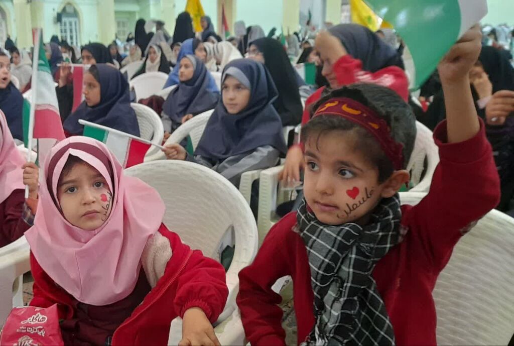 مشت‌های گره کرده سروهای کوچک برای حمایت از کودکان غزه