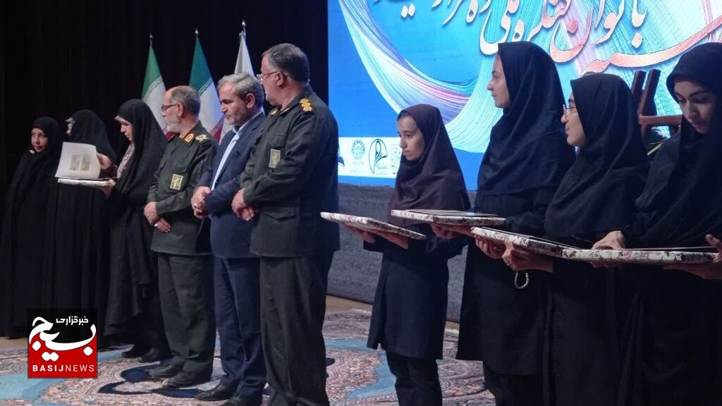 تجلیل از اعضای هنرمند کانون در اجلاسیه بانوان کنگره ملی ده هزار شهید آذربایجان شرقی