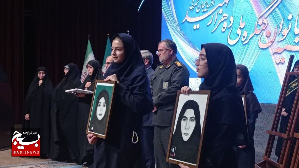 تجلیل از اعضای هنرمند کانون در اجلاسیه بانوان کنگره ملی ده هزار شهید آذربایجان شرقی