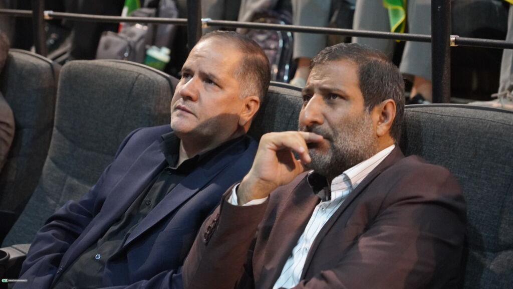 اهدای نشان قصه گویی به فرماندار مشهد