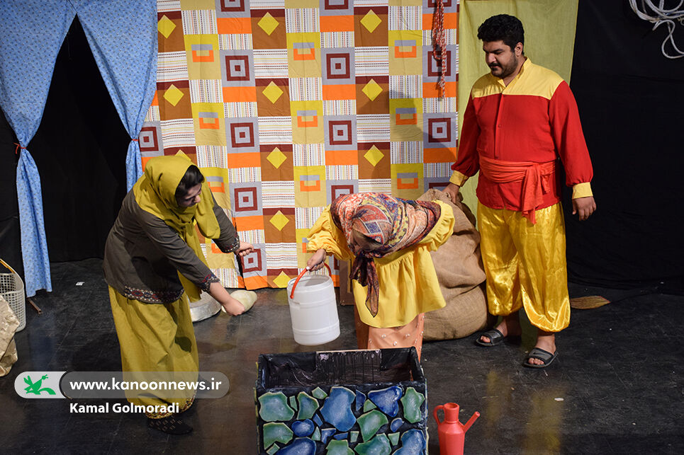 خانم کوچیک در کانون لرستان به روی صحنه رفت