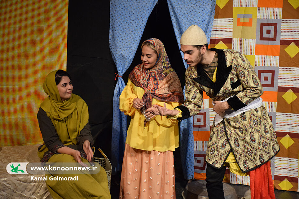 خانم کوچیک در کانون لرستان به روی صحنه رفت