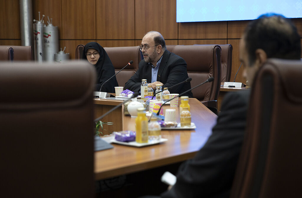 تعامل سه جانبه بین کانون، کانون زبان ایران و سازمان انرژی اتمی بررسی شد