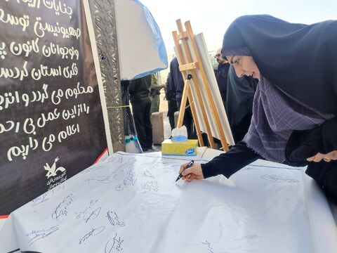 امضا طومار توسط کودکان و نوجوانان سنندجی در مسیر راهپمایی 13 آبان