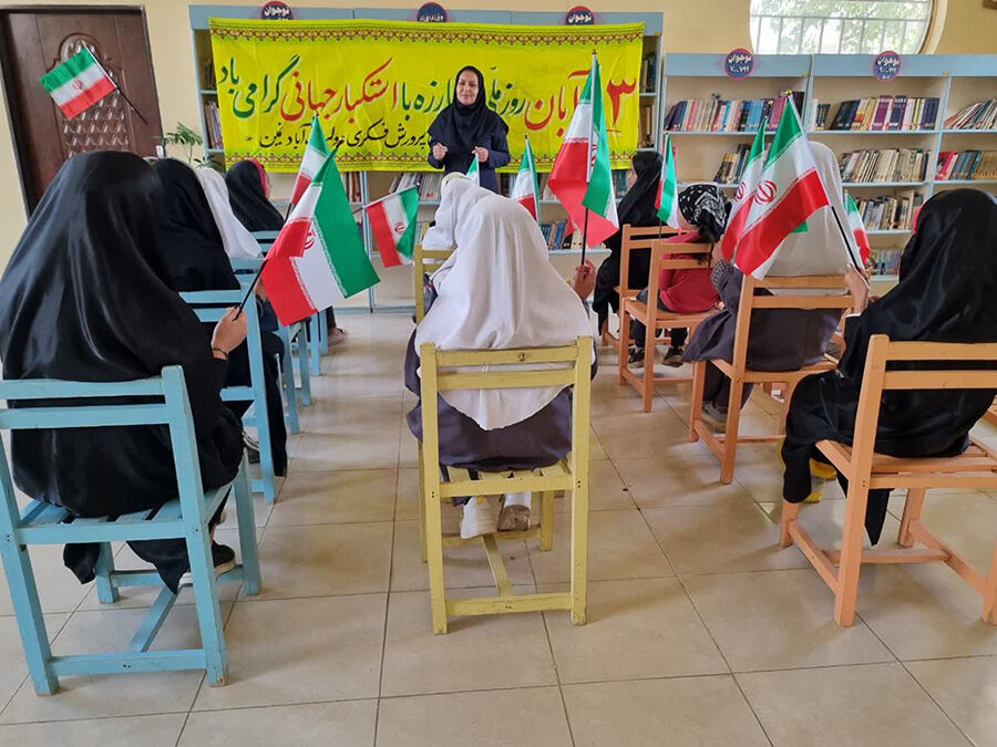 کارکنان و مربیان کانون استان اردبیل یومالله ۱۳ آبان را گرامی داشتند