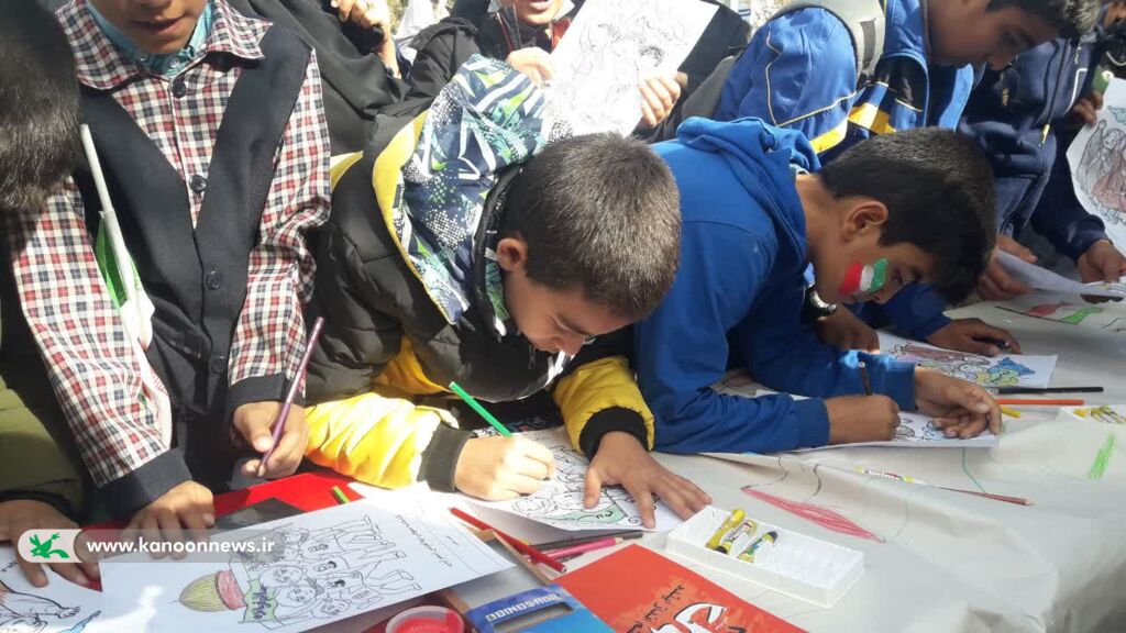 حضور کودکان و نوجوانان خراسان شمالی در راهپیمایی ۱۳ آبان