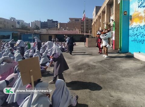 حضور  عروسک‌های انیمیشن «بچه‌زرنگ» در مدارس شهر کرمان