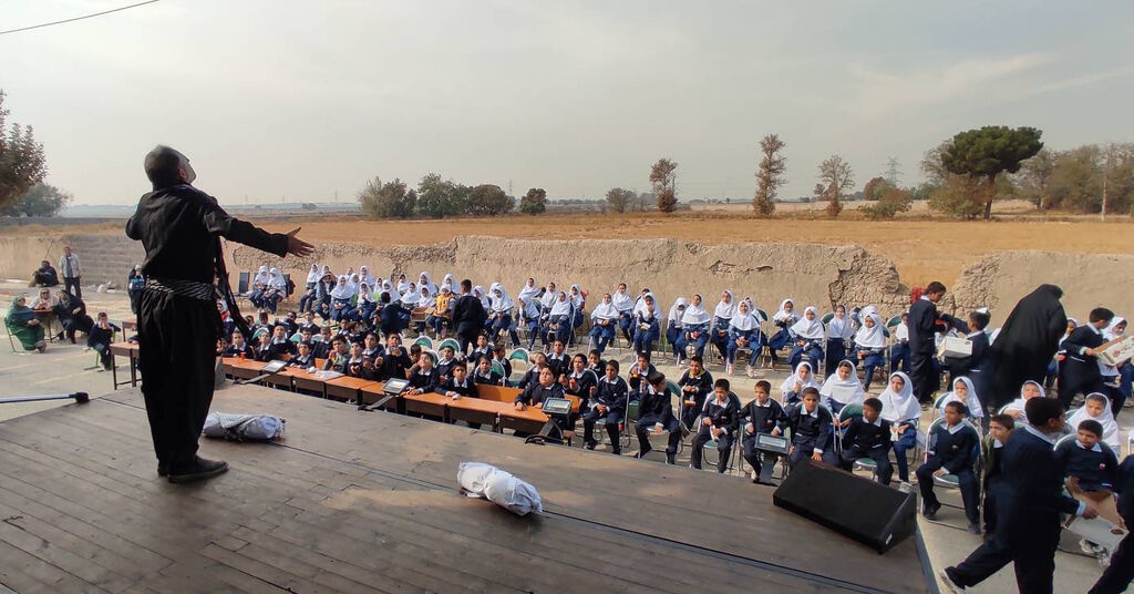 تماشاخانه سیار کانون با نمایش «هناس» میهمان کودکان شهر آفتاب شد