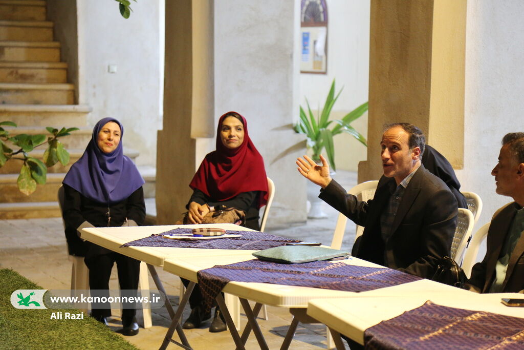 نشست دانش افزایی قصه گویان راه یافته به بخش جشنواره با عنوان "قصه ، چرا و چگونه؟! "