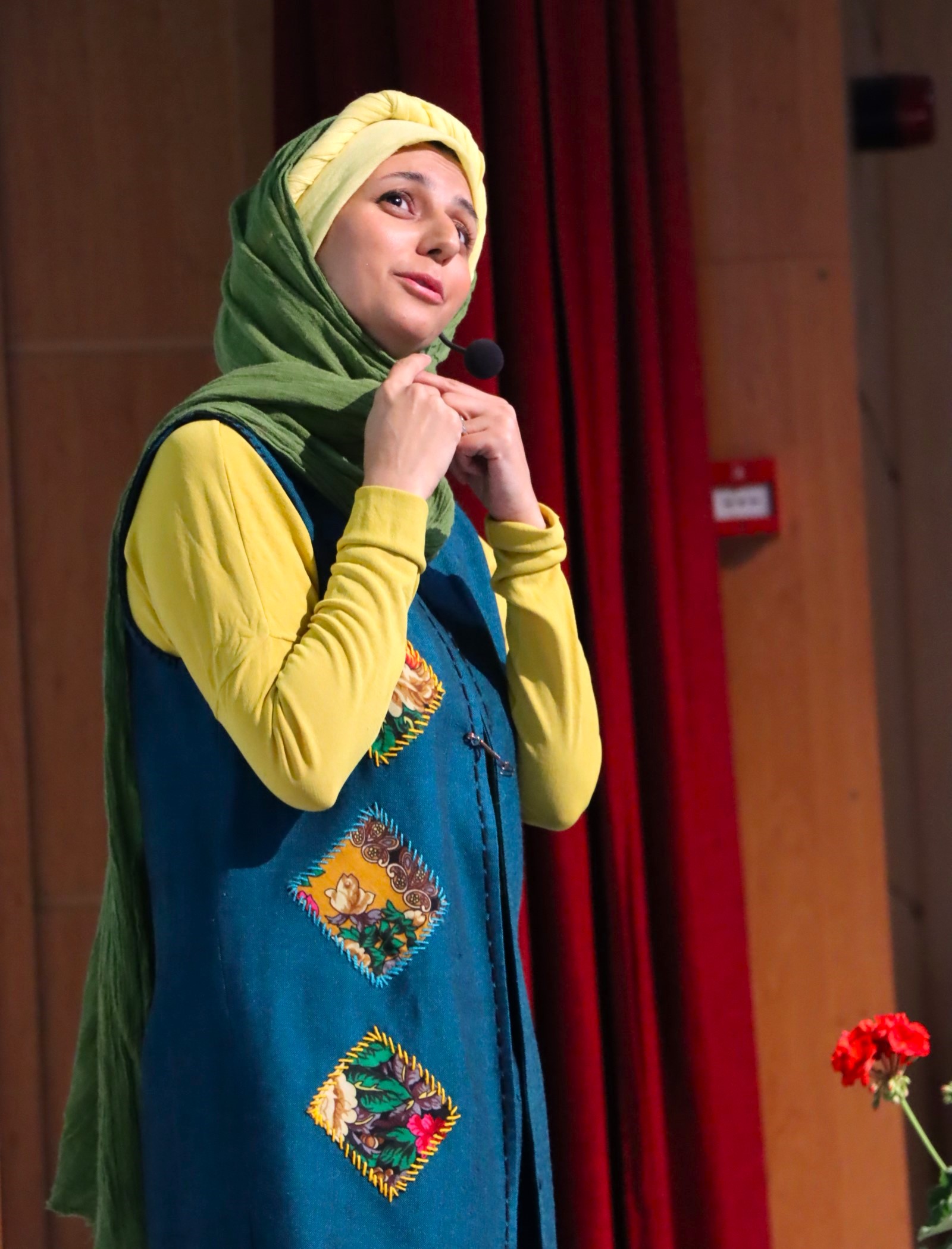 قصهگویان زبان اشاره و آیینی سنتی آغازگر جشنواره قصهگویی بودند