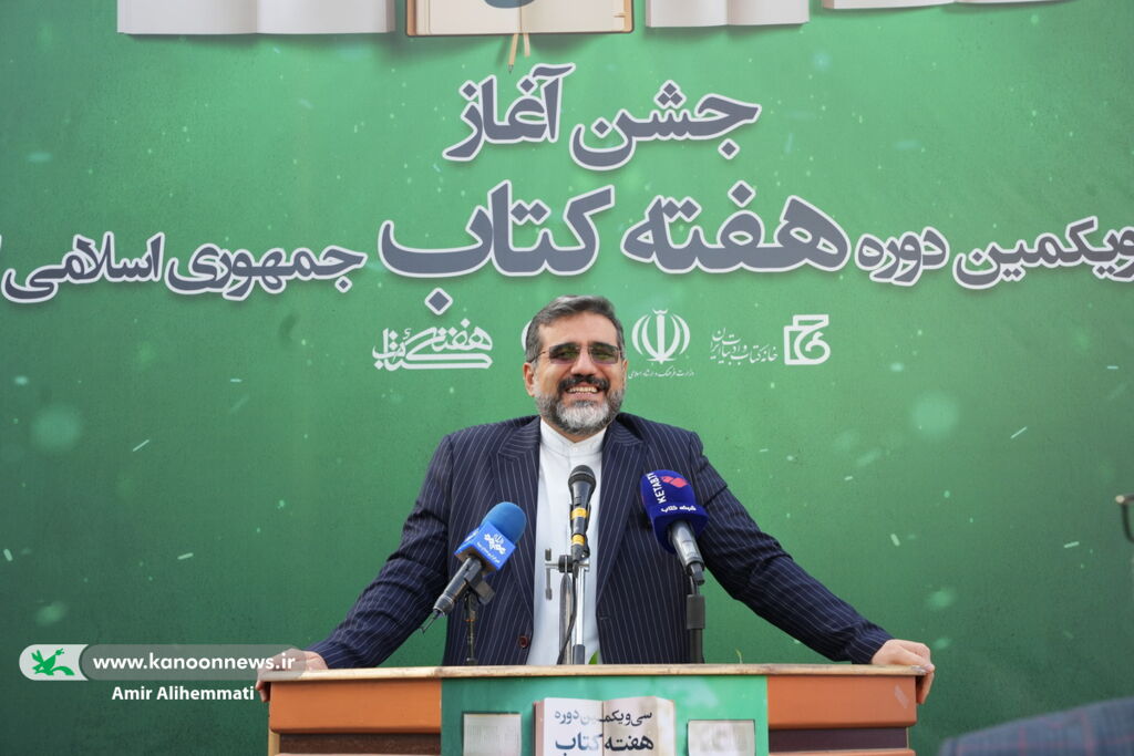 وزیر فرهنگ زنگ کتاب را در یک دبیرستان دخترانه به صدا درآورد