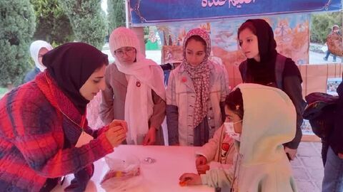 دومین روز نمایشگاه کتاب کانون پرورش فکری کودکان و نوجوانان در باغ غدیر اصفهان به مناسبت هفته کتاب و کتاب خوانی