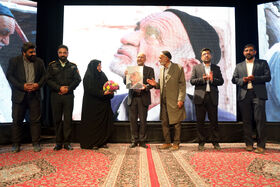 تجلیل از خانواده شهید کمالی در اختتامیه بیست و پنجمین جشنواره قصه‌گویی استان یزد