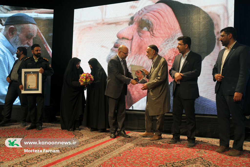 تجلیل از خانواده شهید کمالی در اختتامیه بیست و پنجمین جشنواره قصه‌گویی استان یزد