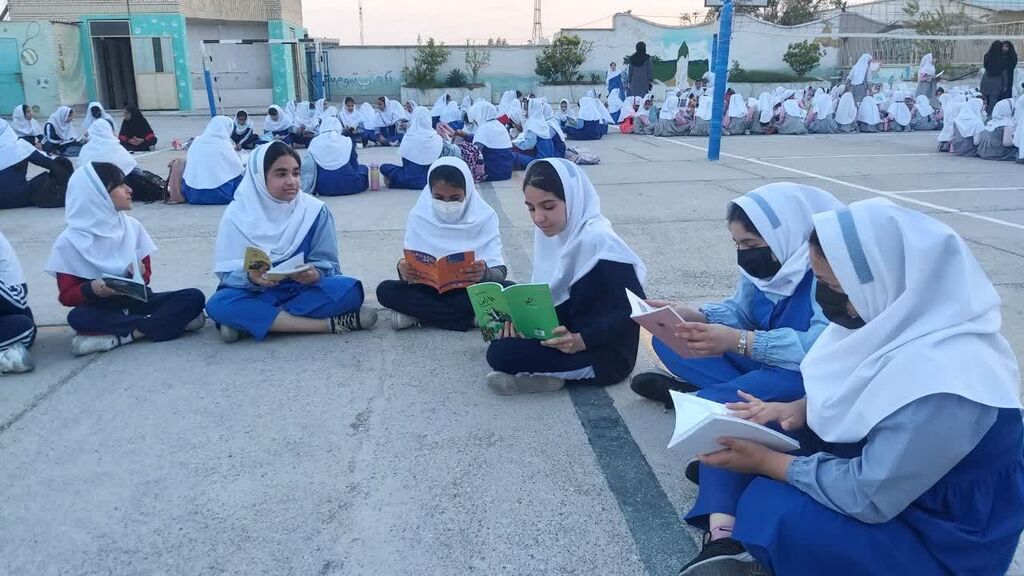 تشکیل حلقه‌های کتابخوانی با کتاب‌های کانون در دبستان شهدای ملی گاز 