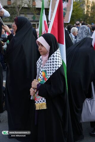 حضور کانون با تماشاخانه‌های سیار در راهپیمایی حمایت از کودکان غزه