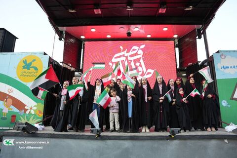 حضور کانون با تماشاخانههای سیار در راهپیمایی حمایت از کودکان غزه