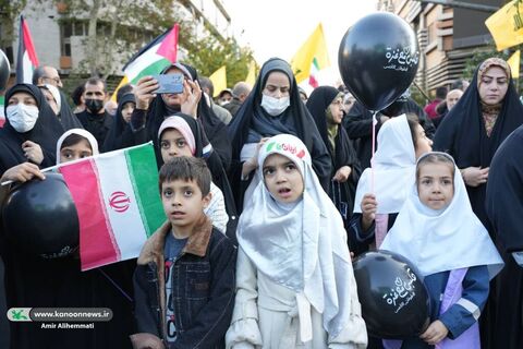 حضور کانون با تماشاخانههای سیار در راهپیمایی حمایت از کودکان غزه