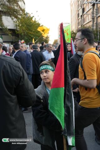 حضور کانون با تماشاخانههای سیار در راهپیمایی حمایت از کودکان غزه