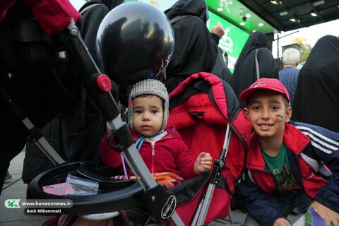 حضور کانون با تماشاخانههای سیار در راهپیمایی حمایت از کودکان غزه