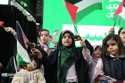 حضور کانون با تماشاخانههای سیار در راهپیمایی حمایت از کودکان غزه