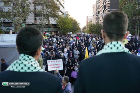 حضور کانون با تماشاخانههای سیار در راهپیمایی حمایت از کودکان غزه