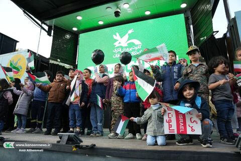 حضور کانون با تماشاخانههای سیار در راهپیمایی حمایت از کودکان غزه