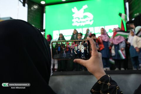 حضور کانون با تماشاخانههای سیار در راهپیمایی حمایت از کودکان غزه