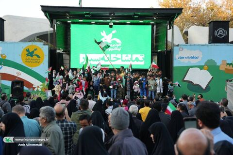 حضور کانون با تماشاخانههای سیار در راهپیمایی حمایت از کودکان غزه