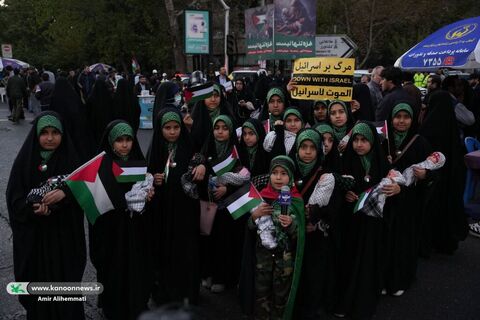 حضور کانون با تماشاخانههای سیار در راهپیمایی حمایت از کودکان غزه